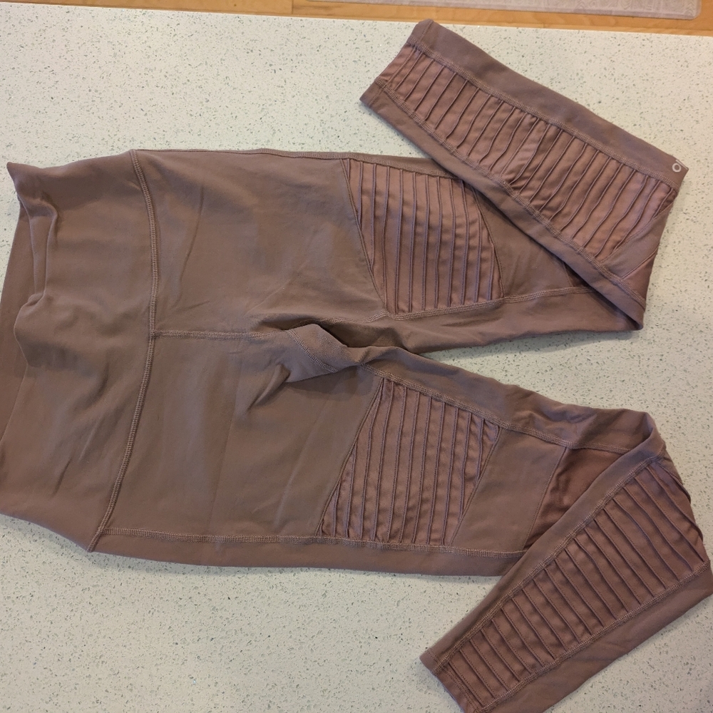 Alo Yoga high waisted  moto leggings in smoky quartz glossy  Women's size Large